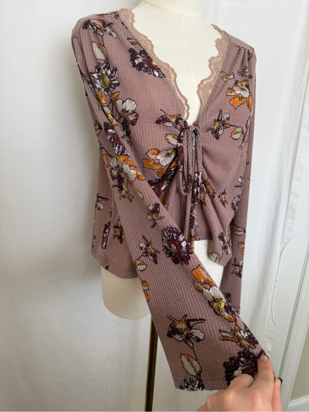 Sadie & Sage Mauve Floral Lace-Trim Tie-Front Long Sleeve Top - Picture 3 of 5